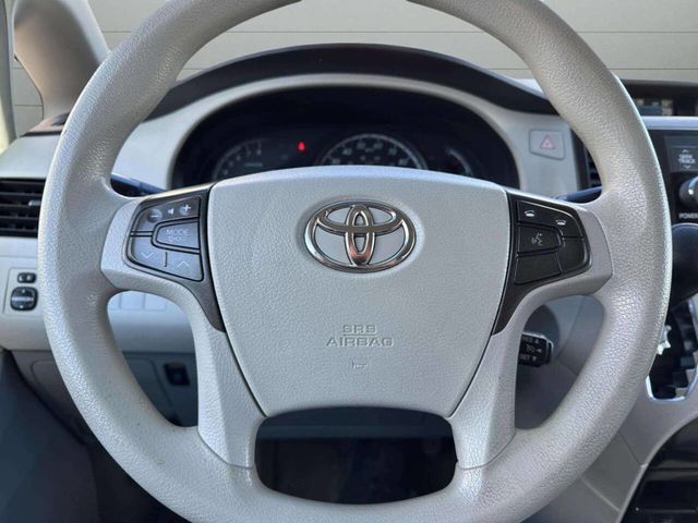 2013 Toyota Sienna LE 8 Passenger 4dr Mini Van - 22936469 - 40