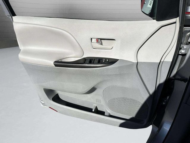 2013 Toyota Sienna LE 8 Passenger 4dr Mini Van - 22936469 - 8