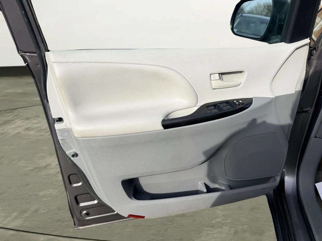 2013 Toyota Sienna LE 8 Passenger 4dr Mini Van - 23012251 - 13