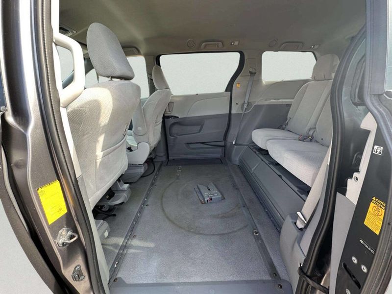 2013 Toyota Sienna LE Mobility 7 Passenger 4dr Mini Van - 23046823 - 12
