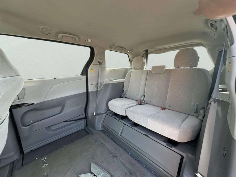 2013 Toyota Sienna LE Mobility 7 Passenger 4dr Mini Van - 23046823 - 13