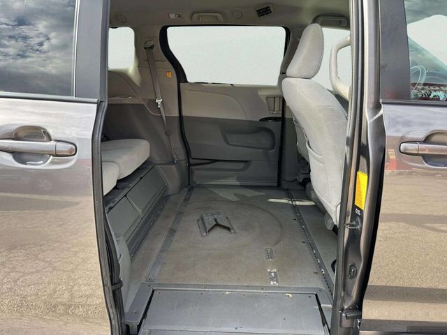 2013 Toyota Sienna LE Mobility 7 Passenger 4dr Mini Van - 23046823 - 17
