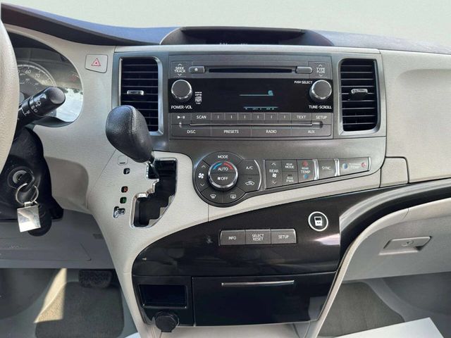 2013 Toyota Sienna LE Mobility 7 Passenger 4dr Mini Van - 23046823 - 21