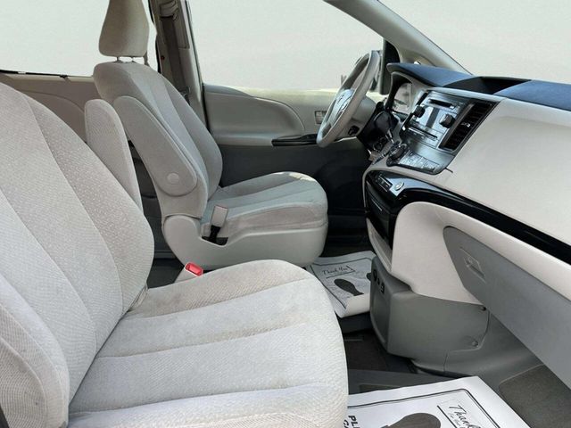 2013 Toyota Sienna LE Mobility 7 Passenger 4dr Mini Van - 23046823 - 24