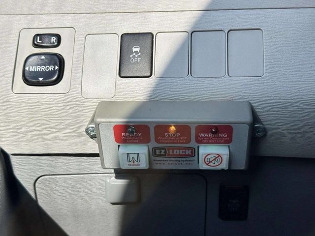2013 Toyota Sienna LE Mobility 7 Passenger 4dr Mini Van - 23046823 - 32