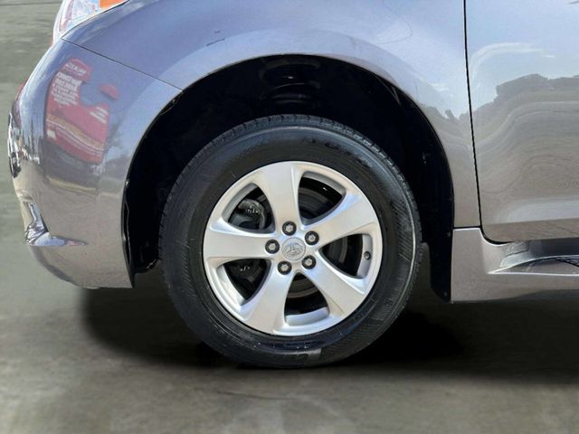 2013 Toyota Sienna LE Mobility 7 Passenger 4dr Mini Van - 23046823 - 39