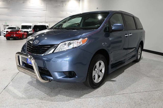 2013 Toyota Sienna LE Mobility Handicap Van - 23057726 - 9