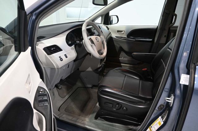 2013 Toyota Sienna LE Mobility Handicap Van - 23057726 - 12