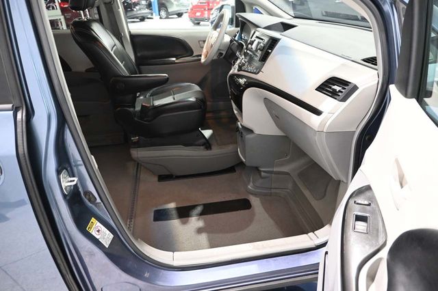 2013 Toyota Sienna LE Mobility Handicap Van - 23057726 - 14
