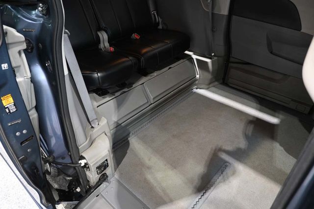 2013 Toyota Sienna LE Mobility Handicap Van - 23057726 - 17