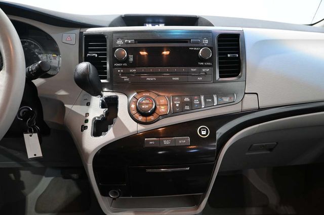 2013 Toyota Sienna LE Mobility Handicap Van - 23057726 - 22