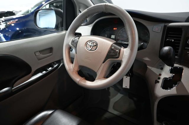 2013 Toyota Sienna LE Mobility Handicap Van - 23057726 - 23