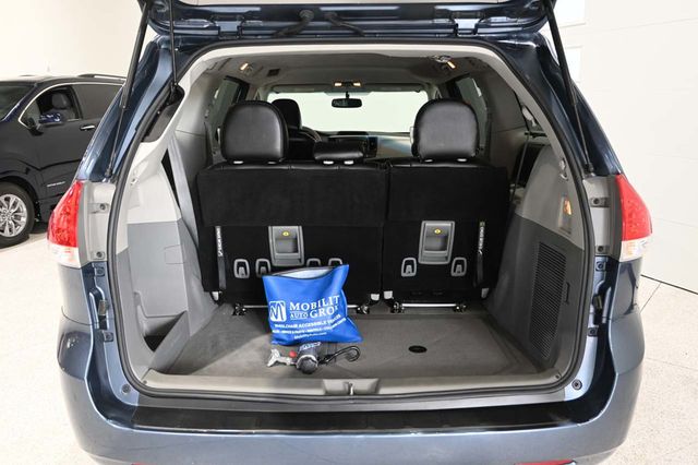 2013 Toyota Sienna LE Mobility Handicap Van - 23057726 - 24