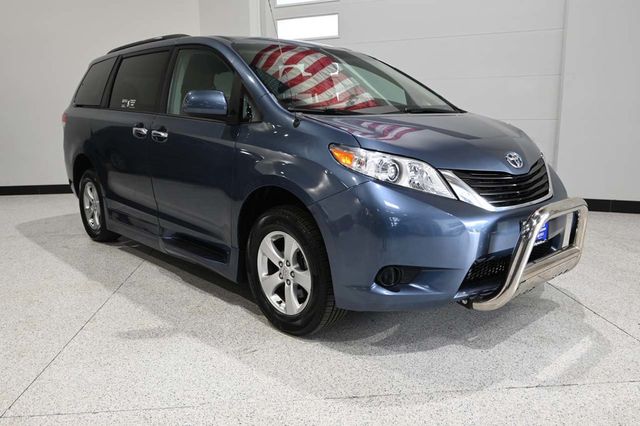 2013 Toyota Sienna LE Mobility Handicap Van - 23057726 - 2