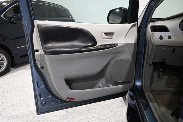 2013 Toyota Sienna LE Mobility Handicap Van - 23057726 - 29