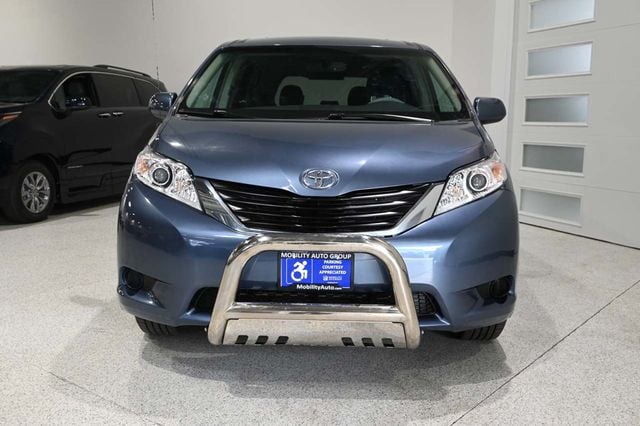 2013 Toyota Sienna LE Mobility Handicap Van - 23057726 - 3