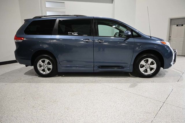 2013 Toyota Sienna LE Mobility Handicap Van - 23057726 - 4