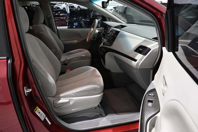 2013 Toyota Sienna LE Mobility Handicap Van - 23083282 - 14