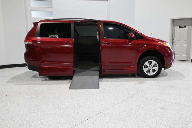 2013 Toyota Sienna LE Mobility Handicap Van - 23083282 - 16