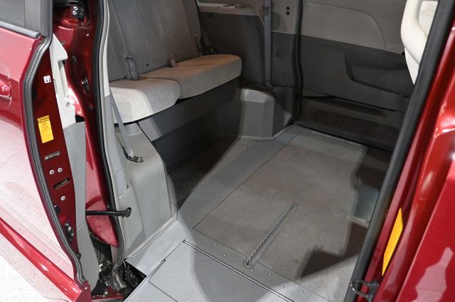 2013 Toyota Sienna LE Mobility Handicap Van - 23083282 - 17