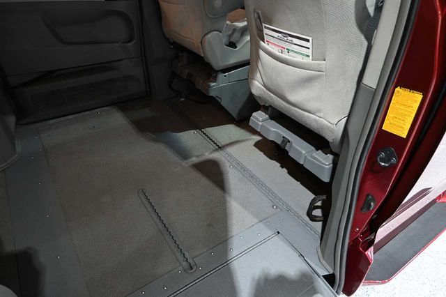 2013 Toyota Sienna LE Mobility Handicap Van - 23083282 - 18