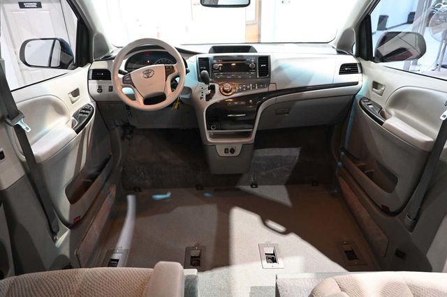2013 Toyota Sienna LE Mobility Handicap Van - 23083282 - 20