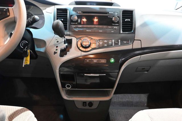 2013 Toyota Sienna LE Mobility Handicap Van - 23083282 - 22