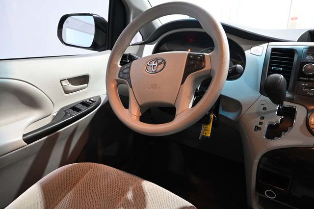 2013 Toyota Sienna LE Mobility Handicap Van - 23083282 - 23