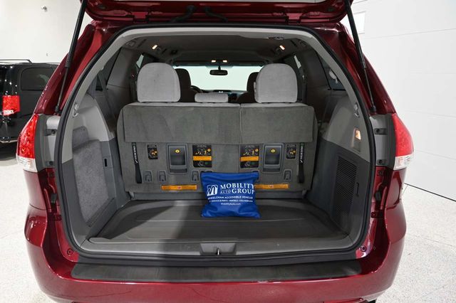 2013 Toyota Sienna LE Mobility Handicap Van - 23083282 - 24