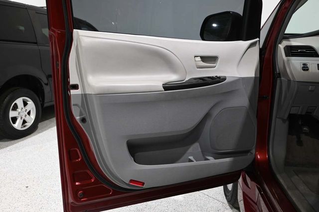 2013 Toyota Sienna LE Mobility Handicap Van - 23083282 - 28