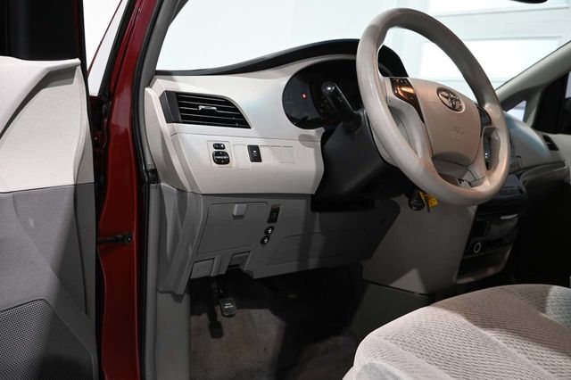 2013 Toyota Sienna LE Mobility Handicap Van - 23083282 - 29