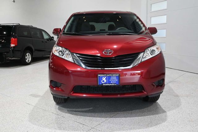 2013 Toyota Sienna LE Mobility Handicap Van - 23083282 - 3