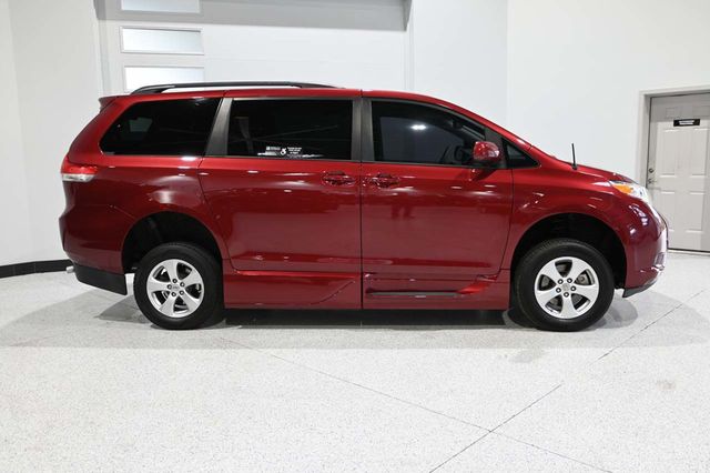 2013 Toyota Sienna LE Mobility Handicap Van - 23083282 - 4