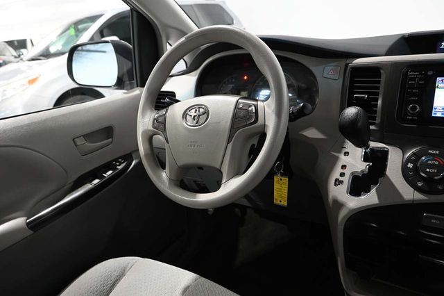 2013 Toyota Sienna LE Mobility Handicap Van - 23094920 - 23