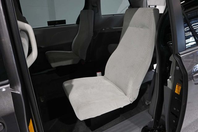 2013 Toyota Sienna LE Mobility Handicap Van - 23094920 - 24