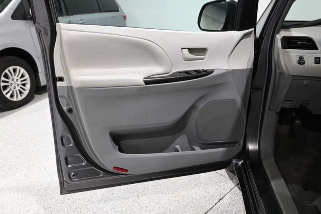 2013 Toyota Sienna LE Mobility Handicap Van - 23094920 - 26