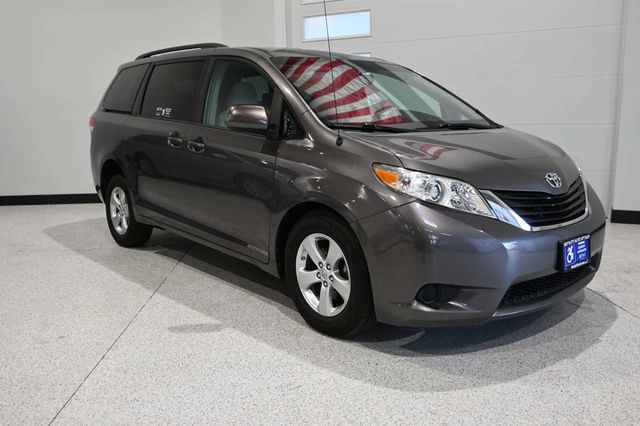 2013 Toyota Sienna LE Mobility Handicap Van - 23094920 - 2