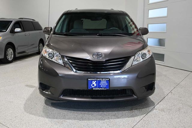 2013 Toyota Sienna LE Mobility Handicap Van - 23094920 - 3
