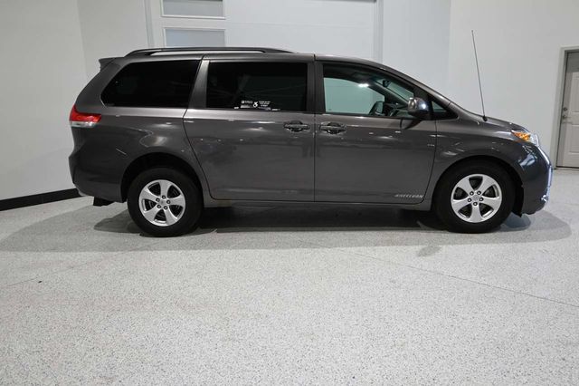2013 Toyota Sienna LE Mobility Handicap Van - 23094920 - 4