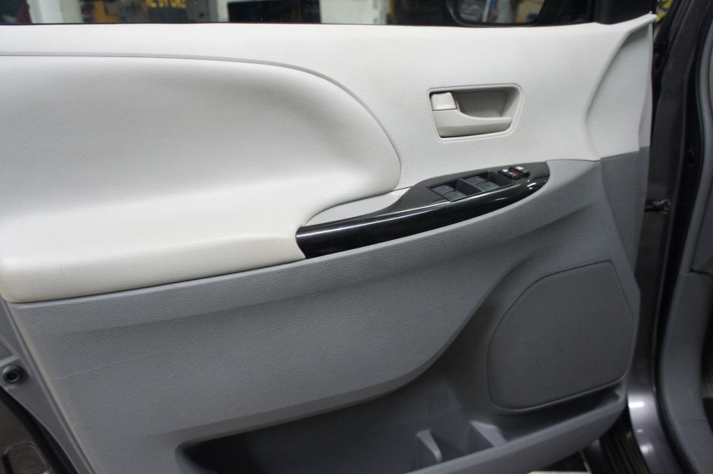 2013 Toyota Sienna LE V6, Great Shape! - 22935646 - 24