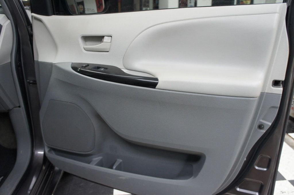 2013 Toyota Sienna LE V6, Great Shape! - 22935646 - 40
