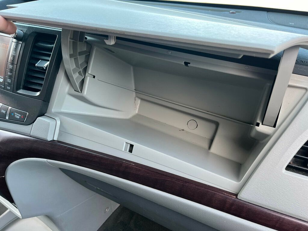 2013 Toyota Sienna Limited All Wheel Drive Van - 22976087 - 11