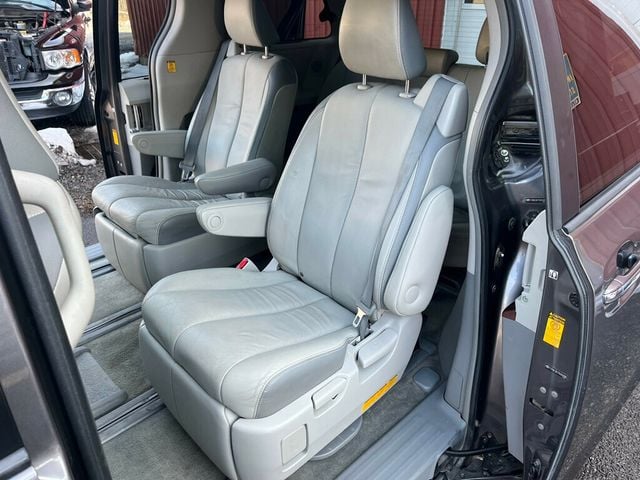2013 Toyota Sienna Limited All Wheel Drive Van - 22976087 - 21