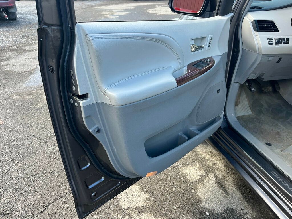 2013 Toyota Sienna Limited All Wheel Drive Van - 22976087 - 59