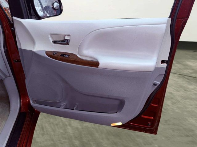 2013 Toyota Sienna XLE 8 Passenger 4dr Mini Van - 22987383 - 26