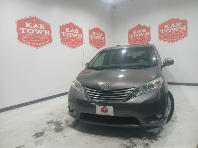 2013 Toyota Sienna XLE FWD 8-Passenger V6 - 22626866 - 1