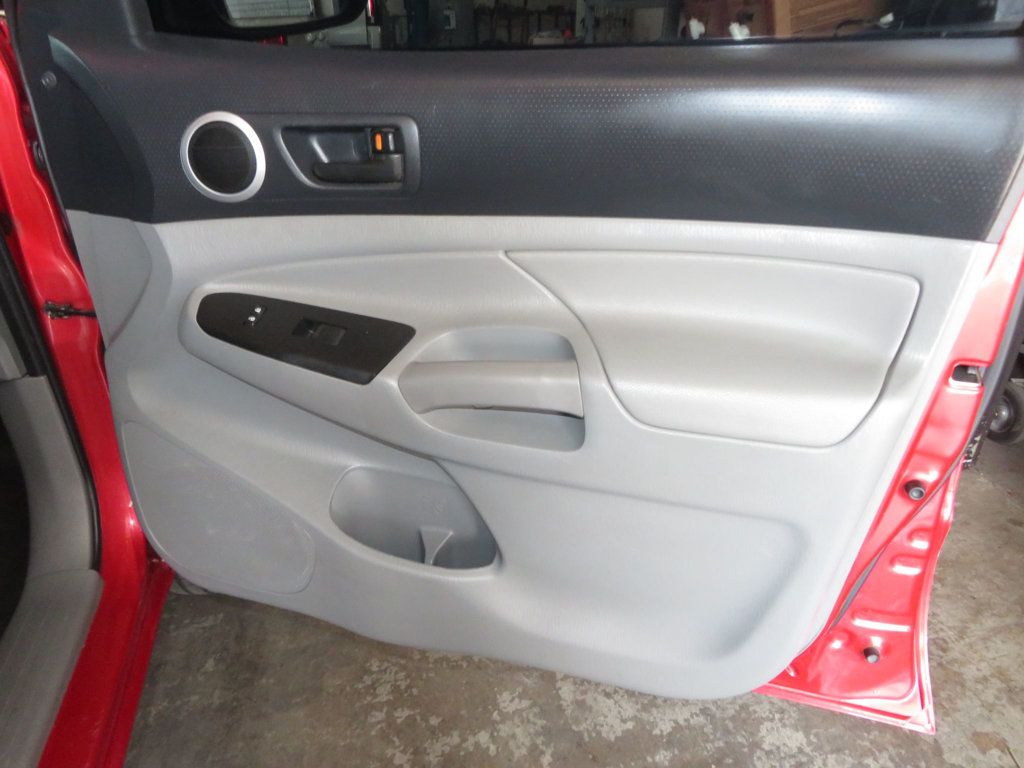 2013 Toyota Tacoma SR5 photo 31