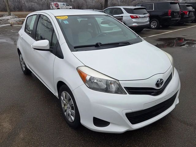 2013 Toyota Yaris LE Hatchback 4D - 22965107 - 13