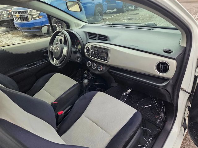 2013 Toyota Yaris LE Hatchback 4D - 22965107 - 25