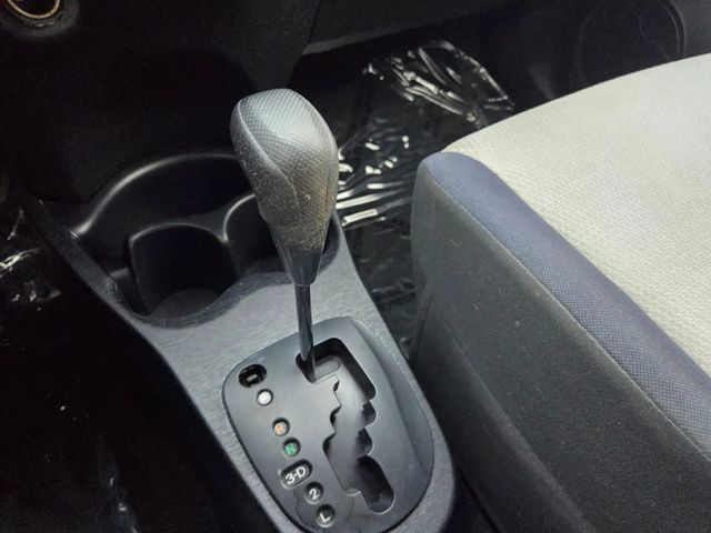 2013 Toyota Yaris LE Hatchback 4D - 22965107 - 28